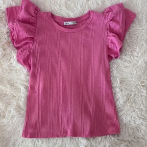 Rosa topp - Jättefin rosa topp från Zara. Den är i storlek S och i mycket bra skick.
