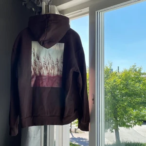 Brun hoodie  - Använd en handfull gånger. Väldigt bra skick.  Den är från HM men den har ovanligt bra kvalitet, den är varm för att vara en hoodie.