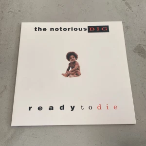 THE NOTORIUS BIG // VINYL - Säljer denna utmärkta vinyl eftersom att jag inte använder den så mycket. Den har använts varsamt och det finns ej några defekter förutom lite småmärken på fodralet. Om du undrar något är det bara att skriva!