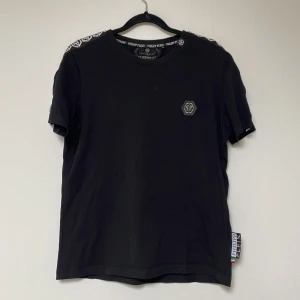 Philip plein t shirt  - Säljer min Philip plein t shirt då ja sparar pengar till en fatbike och måste sälja på 