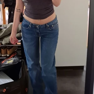 Lågmidjade jeans - Helt nya, ryckte lappen innan jag testade dom o de var för stora. Stl 36, något stora i storleken. Innerbenslängd 82 cm. Nypris 600kr. Du står för frakten