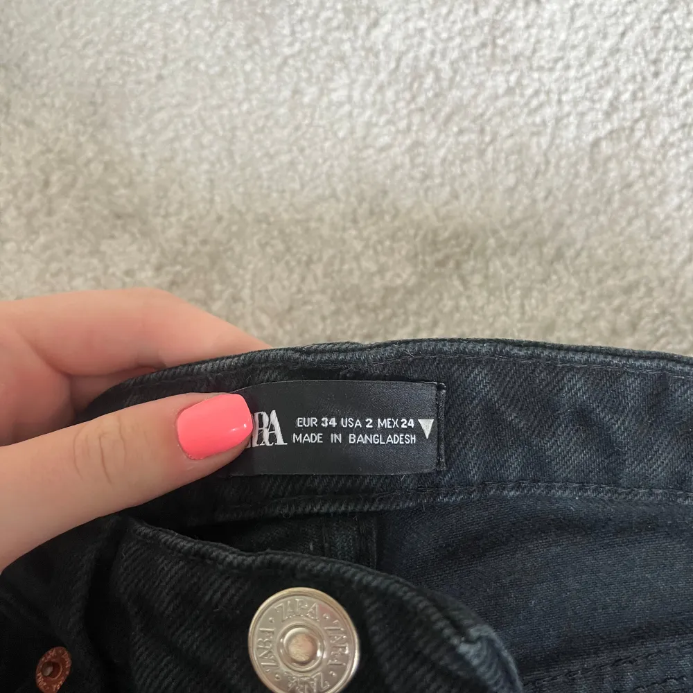 Säljer dessa svarta mid waist straight jeans från zara🥰. Jeans & Byxor.