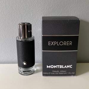 Säljer min Montblance Explorer 30 ml typ 25 ml kvar, det är en väldigt fräch citrus 🍋 och lite träig 🪵maskulin parfym perfekt på sommaren, flaskan är i nyskick och kartongen, skriv vid minsta fundering 😃