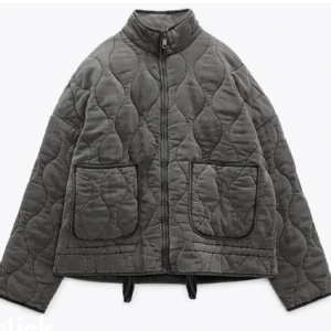 Zara - Säljer min otroligt fina jacka ifrån zara, inköpt för ett år sedan, men endast använd ett fåtal gånger! Inga tecken på användning🤩🙌🏻I storlek M men skulle säga att den passar alla storlekar. Använd gärna köp nu!❤️❤️