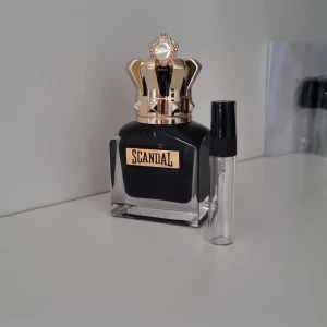 JPG scandal le parfum - en överraskande entré med söt geranium följt av slagkraftig tonkaböna. Avsluta med sensuell sandelträ. Jag säljer i 2, 3 och 5ML. Priserna är 55/75/105kr. Köp görs i meddelanden!