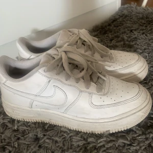 air force 1  - vita Air Force 1 i stl 36. dom är använda mycket men inte sönder. Köpta för 1,100kr🤍INGEN BOX