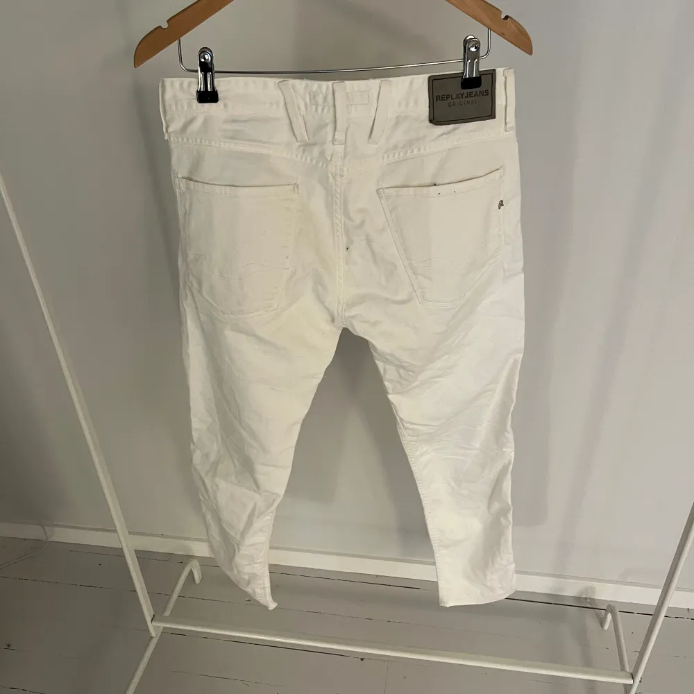 Ett par riktigt snygga vita replay jeans som är perfekta inför sommaren! | modell ”anbass” | skick 8/10 | nypris ca 1600 kr! | bara att höra av sig vid frågor!. Jeans & Byxor.