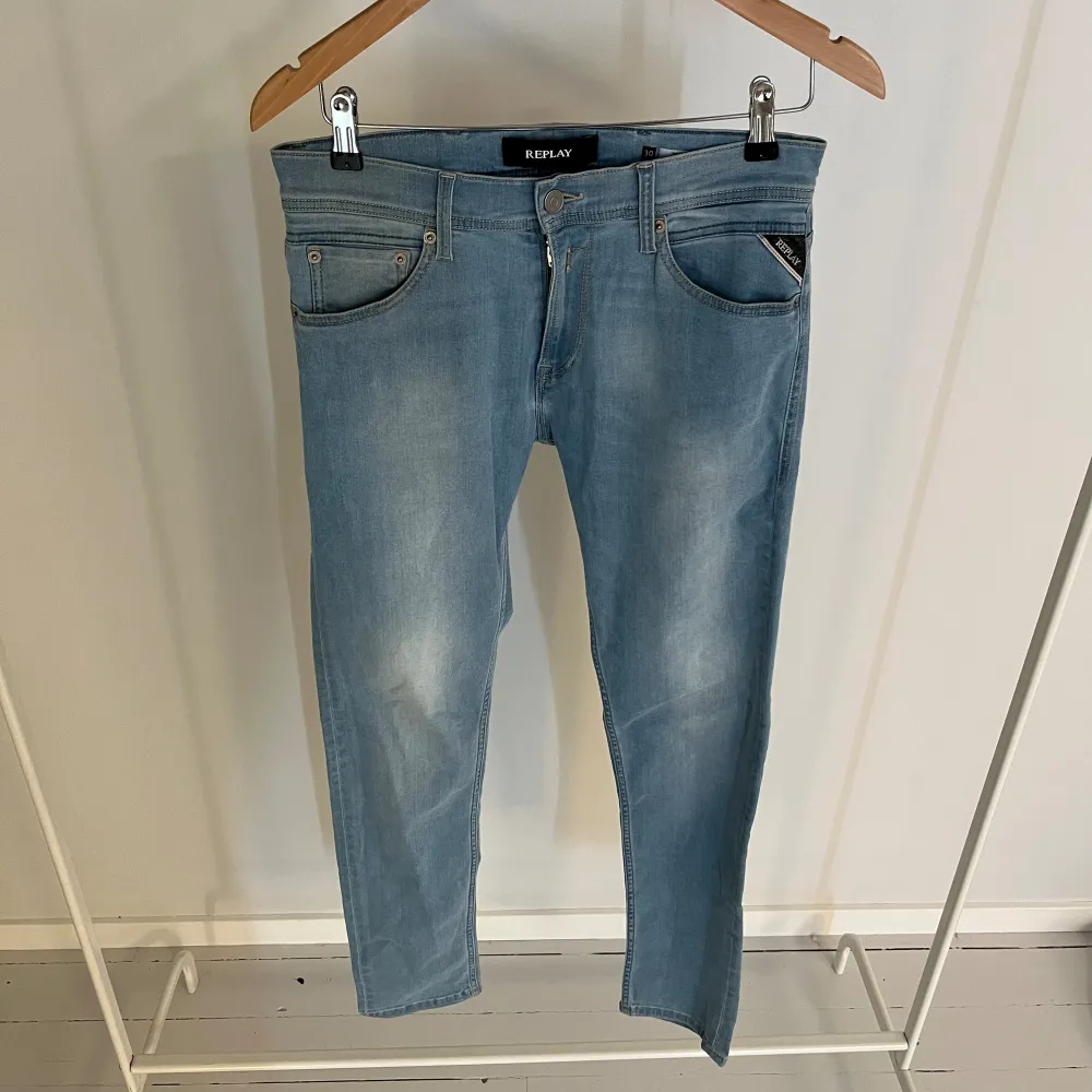 Stört feta replay jeans | modell ”jondrill” liknar anbass! | skick 9/10 | nypris ca: 1500 kr! | bara att höra av sig vid frågor!!. Jeans & Byxor.