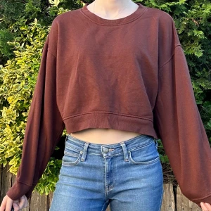 Brun cropped sweatshirt  - Zara Storlek L (men passar mig som har storlek s/m)  Värt att nämna är att jag har väldigt lågmidjade byxor på bilden) Sparsamt använd och i fint skick Lappen är bortklippt men gissar på bomull/bomullsblanding 