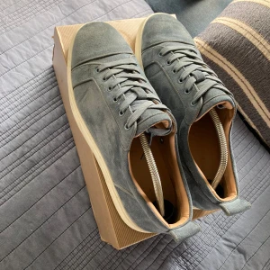 Christian Louboutin - Ganska nya loubs i sjukt bra skick. Box, skohållare, väska, instruktioner ingår. Sjukt snygga skor. 