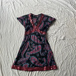 Klänning - Bra skick! Storlek står ej, passar nog både m och s då den går att knyta i ryggen så att den sitter tight💗 har inga andra bilder!