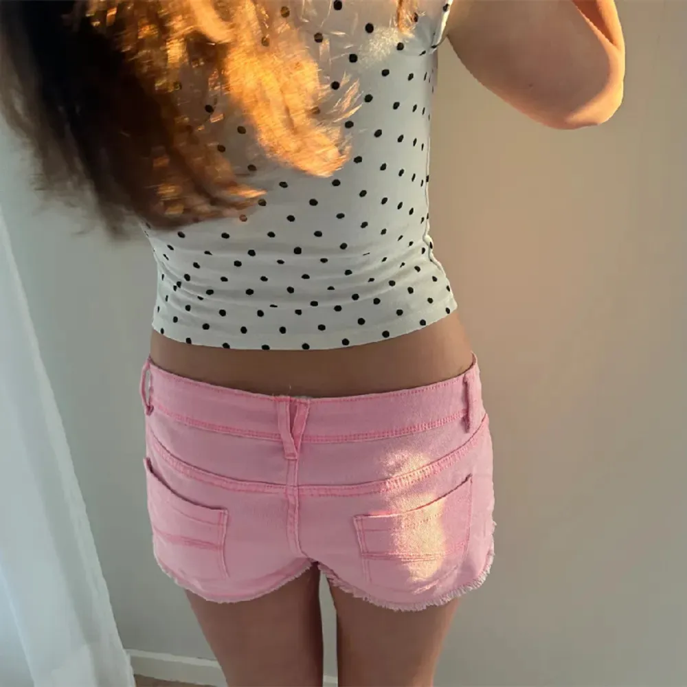 Så coola jeanshorts i mycket bra skick. Midjemått 42x2. Jag på bilden är 180 och bär vanligtvis storlek S. Tredje bilden är lånad av jeansarkivet, men är exakt samma shorts💗. Shorts.