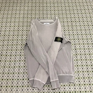STONE ISLAND TRÖJA BEIGE  - Den är i väldigt bra skick. Man kan tro att den är helt ny. Färgen på tröjan är beige. Size S