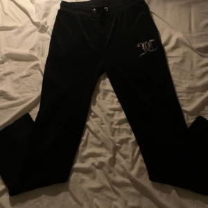 Juicy couture byxor gammal modell - Använt fåtal gånger och säljer dp dom inte kommer till användning🖤 köparen står för frakten och jag möts inte upp🤍
