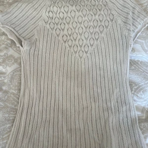 Vintage vit topp - En fin vit topp i spets , det står att den är i storlek S men jag skulle säga den är mer som en Xs då den sitter så thight!☀️😃Den är verkligen jättefin men passar inte mig längre. 