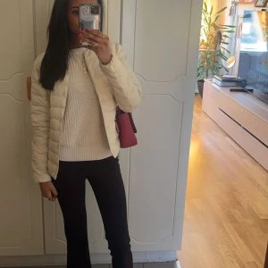 Somrig jacka - Säljer min vit/beiga jacka från uniqlo som är perfekt för sommar och höst! Rätt så ny och inga defekter, går att rulla ihop och lägga ner i en liten påse som man får med❤️