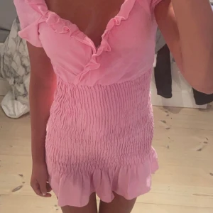 Rosa klänning Zara - Säljer denna jätte söta rosa klänningen från zara då den inte kommet till min användning.❣️Den är endast använd 2 gånger. Storlek S men skulle säga att den passar även M. 🚨Den finns inte kvar på zara🚨 Kan tänka mig att sänka priset vid snabb affär🤗