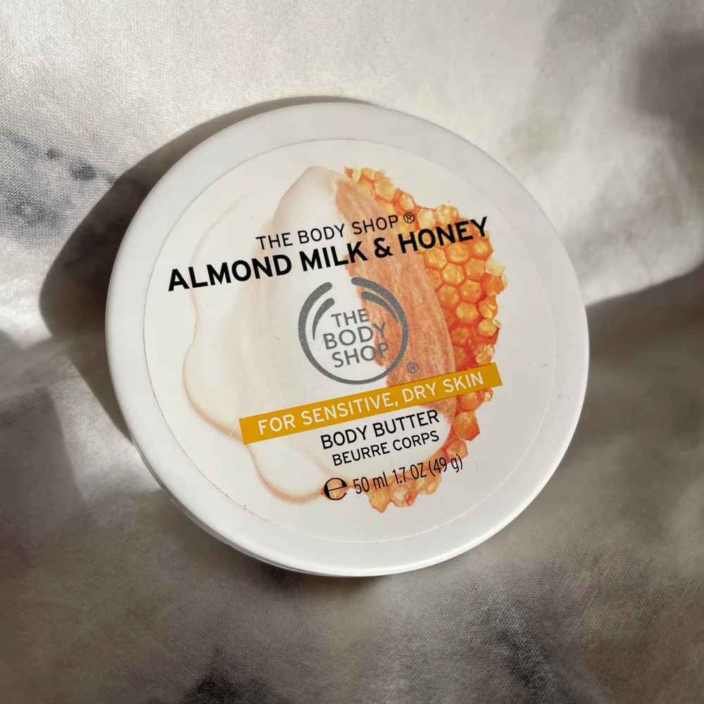 Från The Body Shop i doften Almond Milk & Honey❤️Oanvändna och kan köpas separat för annat pris❤️❤️. Skönhet.