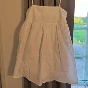 Finaste sommarklänningen - Världens finaste vita sommarklänning ifrån pull&bear🤍