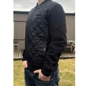 Espirit Cardigan - Riktigt fet cardigan från märket EDC by Espirit. Den är i fint skick. Storlek M, kan även passa S. Skriv för fler bilder eller vid minsta intresse så kommer vi överens om en deal, PRIS KAN ABSOLUT DISKUTERAS😀Mvh Stiloo Closet