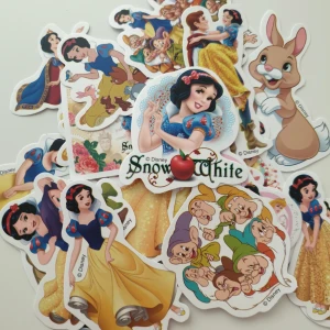 25st snövit och de sju dvärgarna, Disney klistermärken/stickers  - Klistermärken/stickers  Motiv: snövit och de sju dvärgarna  Antal: 25st Skick: oanvänd  Kul att använda till pyssel, scrapbooking och annat 