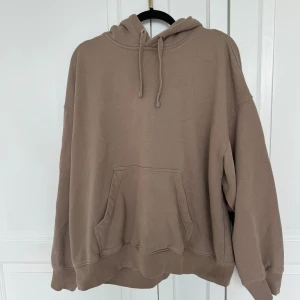 Mörk beige hoodie - Mörk beige/ljusbrun hoodie från H&M i strlk XL, men passar även L. Bra skick!!