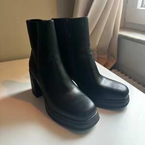 Clou boots - Köpta från skopunkten, aldrig använda bara testade. Nypris 550kr Storlek 38