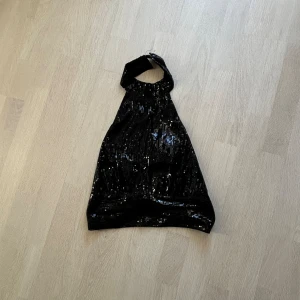 Topp - Säljer denna glittriga topp ifrån bikbok i storlek S. Den är helt oanvänd.