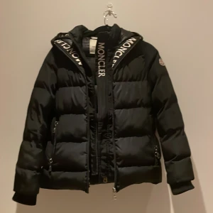 Moncler jacka  - ”Hej” säljer min gamla jacka då jag har fått en ny använd i ett halv år därför det priset köpte för 1000 kr 