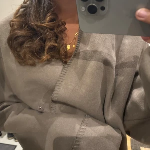 Kofta - Den populära koftan från Gina med inspiration från toteme. I väldigt bra skick. I storlek M men den passar mig som vanligtvis har XS-S