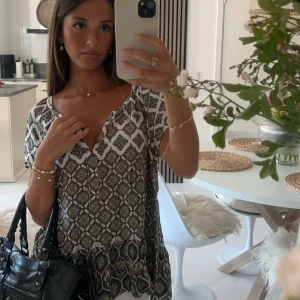 Mönstrad blus - Säljer denna supersnygg mönstrad blusen från Odd Molly🌸⚡️🤍