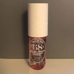 Sol de janeiro 68 - Sol de janeiro 68 body mist 90ml flaska Skulle säga att det är runt 80% kvar Jättebra skick och luktar jättegott🤍💕 