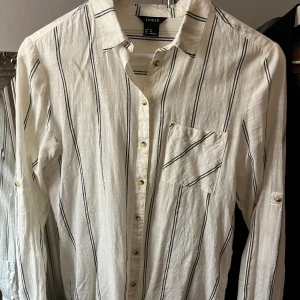Vit-svart randig skjorta  - Säljer pga har för mycket kläder som inte används. Fortfarande i väldigt bra skicka. Använd max 3 gånger.
