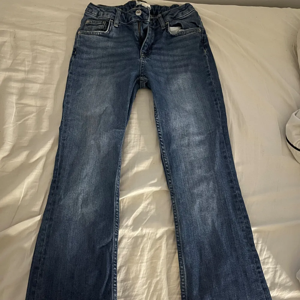 Dessa byxorna är i storlek 152 och köpta samtidigt som de mörk gråa, jag har växt ut dessa också skriv om ni är intresserade av att köpa. Jeans & Byxor.