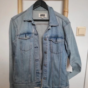 Jeansjacka - Sparsamt använd, väldigt skön. EJ oversized.