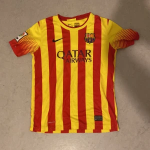 Barcelona borta tröja 2013/2014   - En riktigt snygg barca tröja med Neymar på ryggen storleken är 158 men kan passa 164  PRIS KAN DISKUTERAS!!!