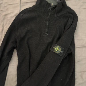Stone island sweatshirt  - Säljer min stone island sweatshirt, då jag inte använder den. En lite äldre modell, har haft den ett tag. Cond 6/10. Vid fler frågor är det bara att höra av sig. Pris kan diskutera vid snabb affär.