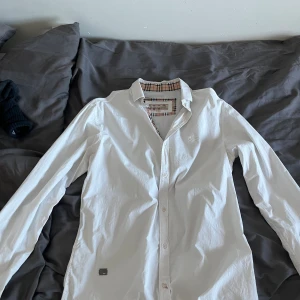 Burburry skjorta  - HEJ säljer nu min feta burburry skjorta 