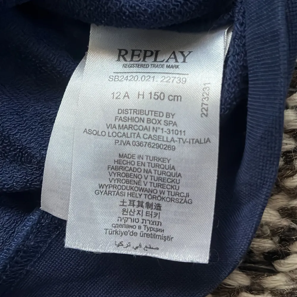 Hej säljer en replay tröja i storlek 150 men den är lite stor i storleken så den passar typ 156. Den är lite urtvättad Priset är inte hugget i sten. Hoodies.