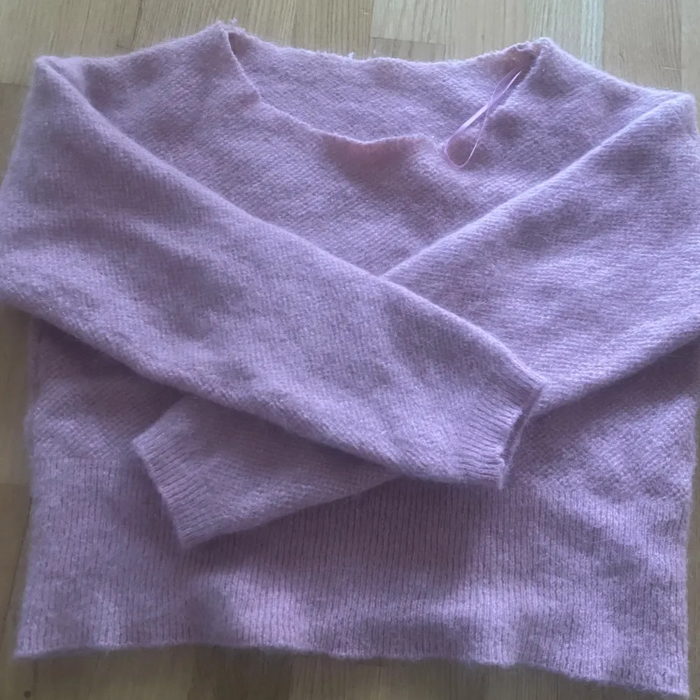 En fin och söt yltröja i färgen baby rosa, tröjan är i materialet yl och är varm och skön att ha på sig. 💕💕. Stickat.