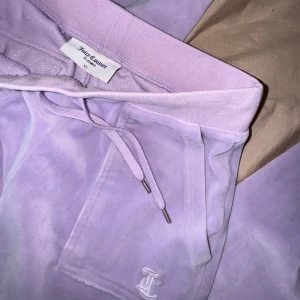 Ljus lila juicy couture byxor xs - Unik ljuslila färg på juicy couture byxor som inte säljs längre, storlek XS. Passar XXS & S. Med fickor bak och fram. Säljer flera juciy byxor och koftor i olika färger och storlekar, priser varierar🥰kolla min sida, paketpris kan diskuteras. 