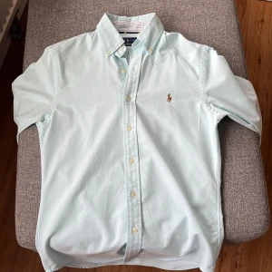 Ralph Lauren Skjorta - Säljer denna skjortan från Ralph Lauren som är perfekt till sommaren ☀️  Storlek: S (Slim fit) Skick: 9.8/10 Inköpt för 1400 Mitt pris:435 Vid snabb affär kan priset diskuteras, skriv ifall ni har några frågor!🙌