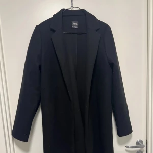 Kappa Zara - Svart kappa från Zara i storlek 36, använd fåtal gånger 🌸 kan mötas i Göteborg!