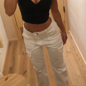 Cargobyxor - Säljer dessa cargobyxor ifrån Zara, i storlek 36. För referens är jag 172 cm och dem är bra i längden på mig. 