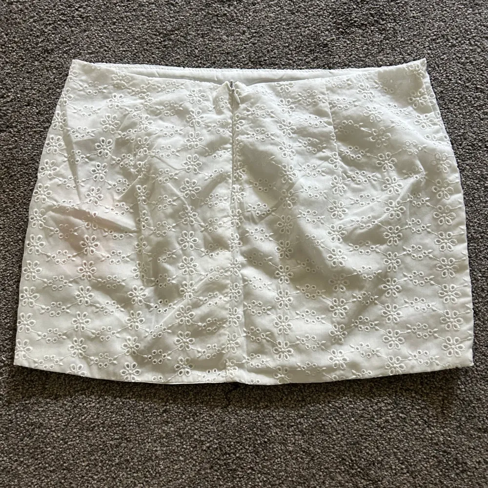 Säljer nu denna jättefina vita kjol från shein! Den är aldrig använd och har prislapp kvar då den tyvärr var lire för stor. Den är i storlek S. Skriv privat för fler bilder eller frågor💕💕. Kjolar.