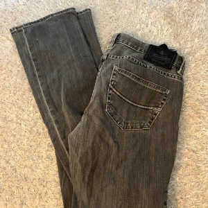 Lågmidjade jeans - Verkligen så snygga gråa lågmidjade jeans! 🩶Säljer för att det tyvärr är försmå dör mig😪