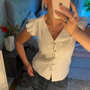 Blus - Supersöt vit blus🤍 Säljer eftersom jag var liknade blusar!