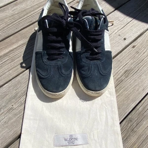 Valentino Flycrew - Jag säljer mina valentino Flycrew i färgen navy blue |Storlek 36,5 men passar 37,5. nypris 8000kr| skick 7,5/10 endast en nit saknas. (Endast dustbag ingår) pris kan diskuteras,kan gå med på byte.hör av er vid frågor✅ 