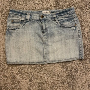 Lågmidjad jeanskjol  - Säljer min jätte snygga jeans kjol då den är lite för stor på mig💕är storlek 38 men passar även 36