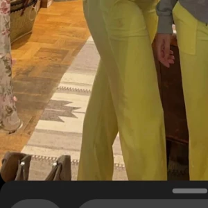 Gula Juicy couture byxor  - Fint skick, färgen gör sig mest rättvis på första bilden 🩷🌸🩷